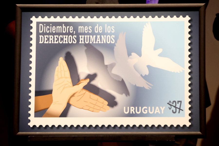 En un acto llevado a cabo en Torre Ejecutiva de Presidencia de la República, Correo Uruguayo realizó el lanzamiento del sello Diciembre, mes de los derechos humanos.
