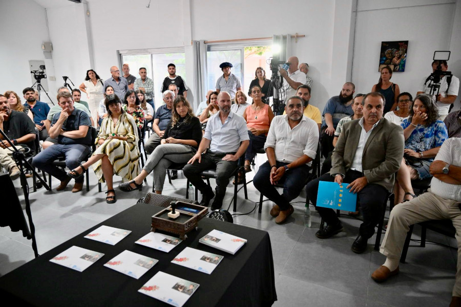 En la ciudad de Las Piedras Correo Uruguayo realizó el lanzamiento de un sello conmemorativo en homenaje al cantor pedrense Julio Sosa al cumplirse cien años de su nacimiento.