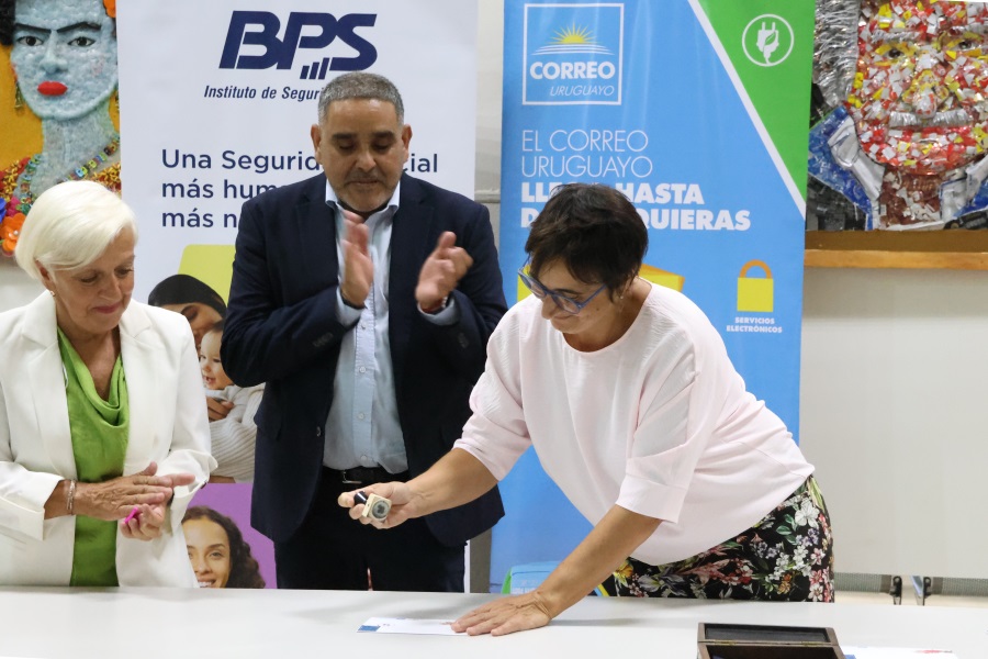 El 25 de febrero, en el Hall Central del Edificio Sede del BPS , Correo Uruguayo realizó la presentación del sello conmemorativo de la Estrategia Nacional de Salud Mental y Bienestar 2025-2030, realizado en base a la obra “La Dama Azul” del Taller Sala 12 del Hospital Vilardebó.