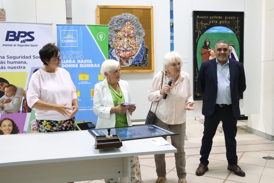 El 25 de febrero, en el Hall Central del Edificio Sede del BPS , Correo Uruguayo realizó la presentación del sello conmemorativo de la Estrategia Nacional de Salud Mental y Bienestar 2025-2030, realizado en base a la obra “La Dama Azul” del Taller Sala 12 del Hospital Vilardebó.