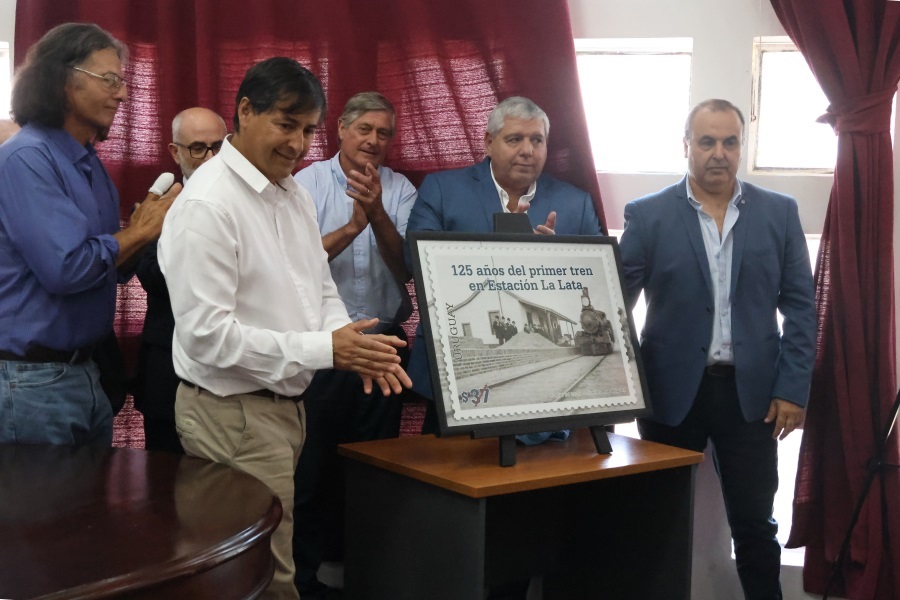 En un acto que tuvo lugar en el Salón de Actos del Municipio de Cardona, Correo Uruguayo realizó el lanzamiento de un sello conmemorativo por los 125 años de la llegada del primer tren a estación “La Lata”.