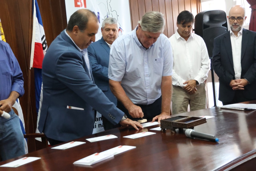 En un acto que tuvo lugar en el Salón de Actos del Municipio de Cardona, Correo Uruguayo realizó el lanzamiento de un sello conmemorativo por los 125 años de la llegada del primer tren a estación “La Lata”.