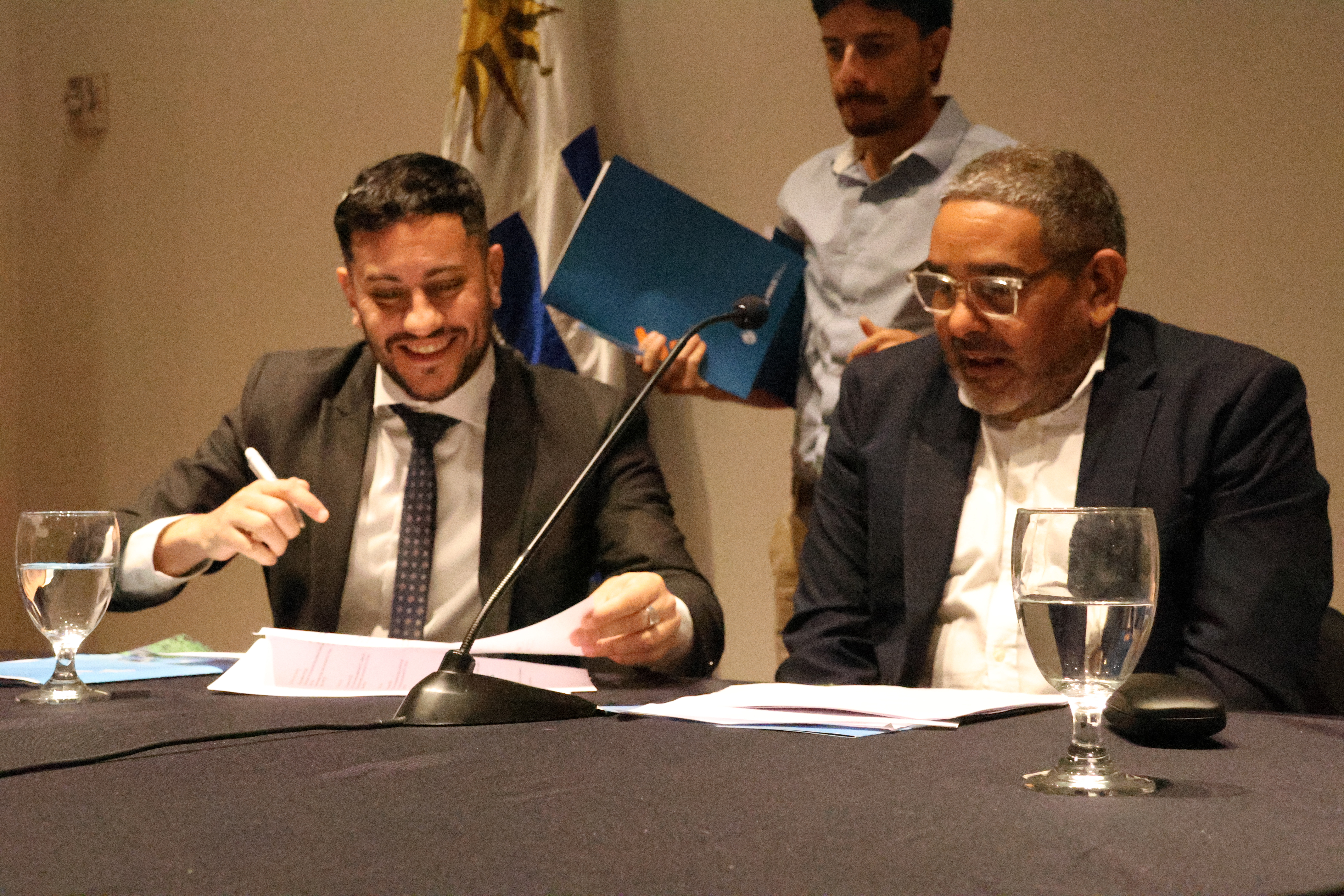 En el salón de actos de Torre Ejecutiva autoridades de Correo Uruguayo y la Agencia de Compras Estatales (ARCE) y Correo Uruguayo firmaron un acuerdo que permitirá a la ciudadanía el acceso a información así como la realización de trámites relacionados al Registro Único de Proveedores del Estado (RUPE)