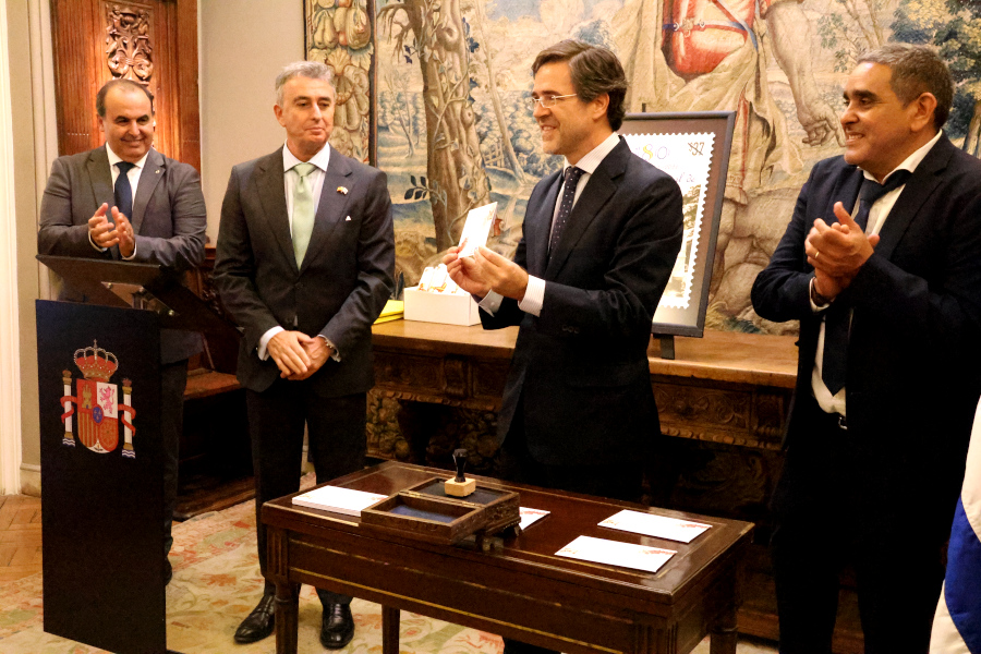 El acto de lanzamiento tuvo lugar en la Embajada de España y contó con la presencia del presidente de Correo Uruguayo Gabriel Bonfrisco, del embajador Javier Salido y del cónsul general Juan Carlos Gafo, así como personal diplomático e integrantes del Consejo de Residentes Españoles.