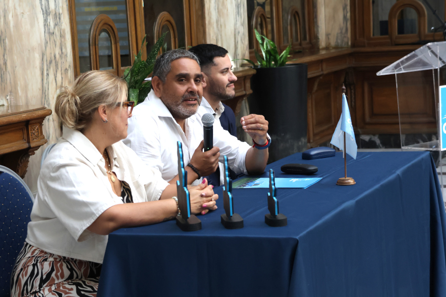 En un acto realizado en el hall del Palacio de Correos, autoridades de Correo Uruguayo hicieron entrega al proyecto Básquet para Todos de un cheque simbólico que representa la suma recaudada por la Corre Correo 2025.