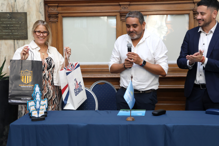 En un acto realizado en el hall del Palacio de Correos, autoridades de Correo Uruguayo hicieron entrega al proyecto Básquet para Todos de un cheque simbólico que representa la suma recaudada por la Corre Correo 2025.