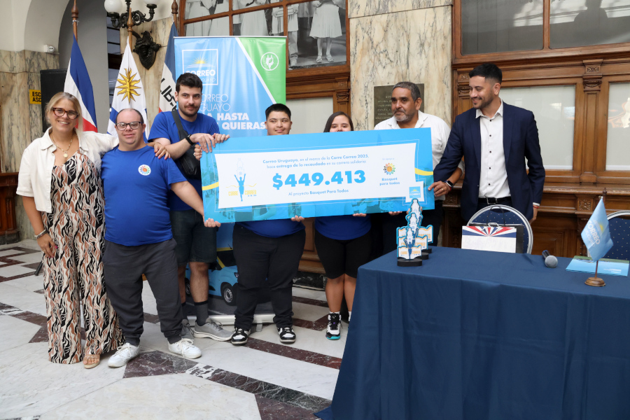 En un acto realizado en el hall del Palacio de Correos, autoridades de Correo Uruguayo hicieron entrega al proyecto Básquet para Todos de un cheque simbólico que representa la suma recaudada por la Corre Correo 2025.