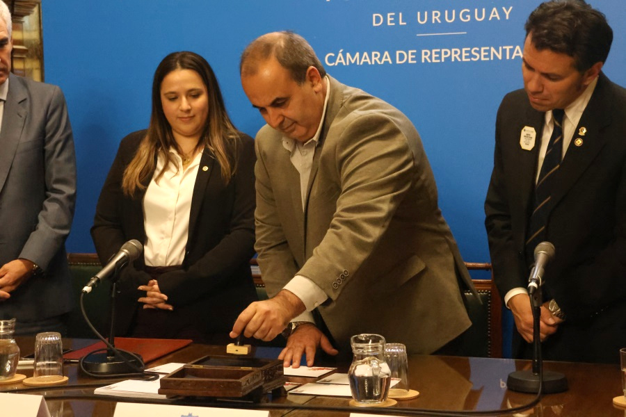 En un acto realizado en la antesala de la Cámara de Diputados, del Palacio Legislativo, Correo Uruguayo lanzó un sello conmemorativo por los 75 años del Club de Leones Montevideo Anfitrión.