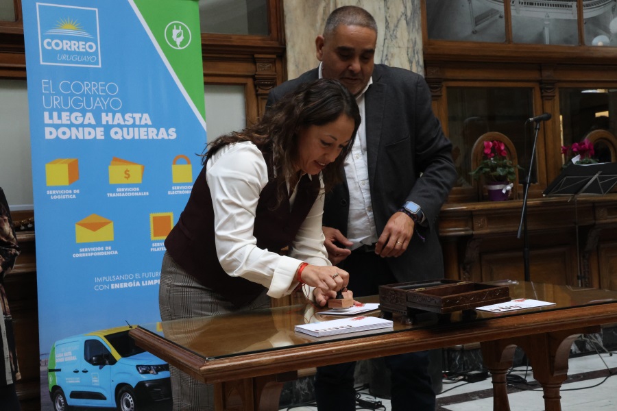 Correo Uruguayo y la Comisión Memoria Muchachas de abril realizaron el lanzamiento de tres sellos de la Serie “Mujeres Notables”, en homenaje a Diana Maidanic, Laura Raggio y Silvia Reyes, conocidas como las “Muchachas de Abril”.