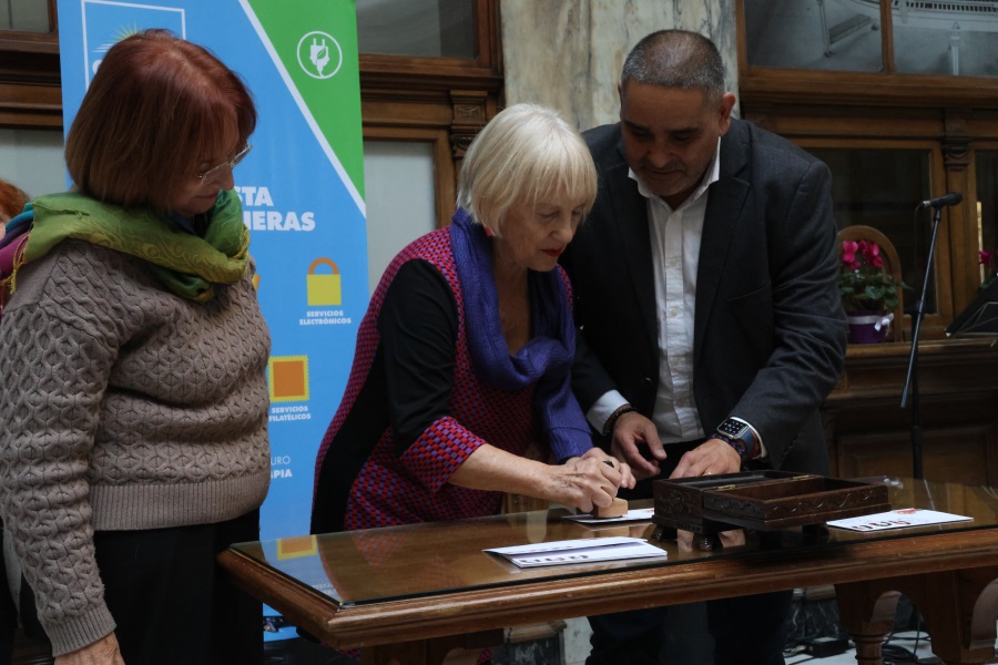 Correo Uruguayo y la Comisión Memoria Muchachas de abril realizaron el lanzamiento de tres sellos de la Serie “Mujeres Notables”, en homenaje a Diana Maidanic, Laura Raggio y Silvia Reyes, conocidas como las “Muchachas de Abril”.