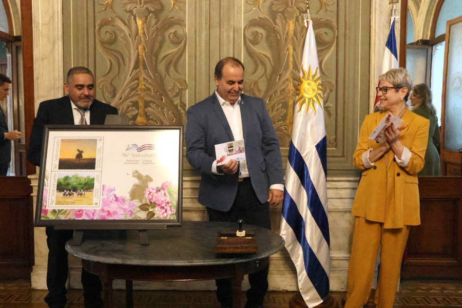 En un acto realizado en el Palacio Santos, sede del Ministerio de Relaciones Exteriores, Correo Uruguayo lanzó una hoja filatélica conmemorativa por los 96 años de las relaciones diplomáticas entre Uruguay y Costa Rica.