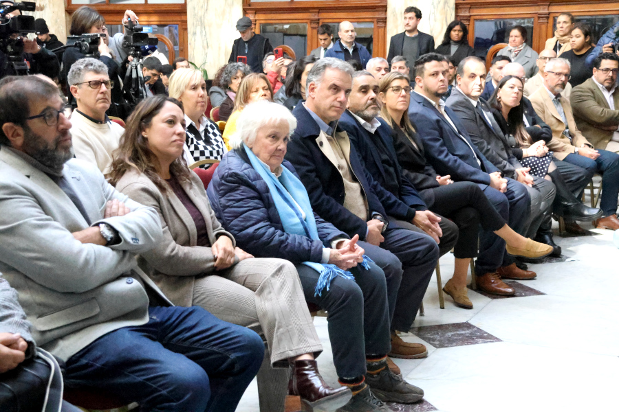 Correo Uruguayo realizó el lanzamiento de un sello conmemorativo y de una hoja filatélica en homenaje al expresidente José “Pepe” Mujica”, al cumplirse un año de su fallecimiento