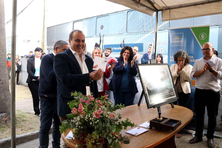 En el marco de las celebraciones por los 100 años del Hospital de Pando, Correo Uruguayo realizó el lanzamiento de un sello conmemorativo.