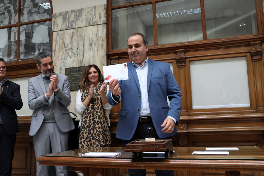 En un acto realizado en el hall del Palacio de Correos, Correo Uruguayo lanzó el sello de la serie Mujeres Notables en homenaje a Rosario Barredo.