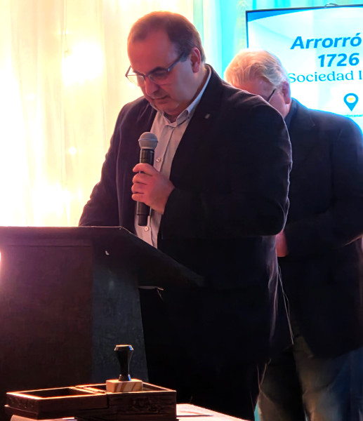 Correo Uruguayo puso en circulación el sello personalizado por los 300 años de la llegada de los canarios a Uruguay. Un homenaje a las raíces que nos unen y a una herencia que sigue viva en nuestra identidad.