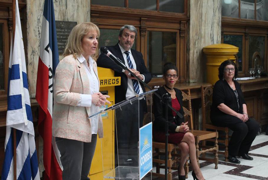 Ministra de Industria, Energía y Minería, Carolina Cosse, presidenta de Correo Uruguayo, Solange Moreira y vicepresidenta, Giannella Viñoly.