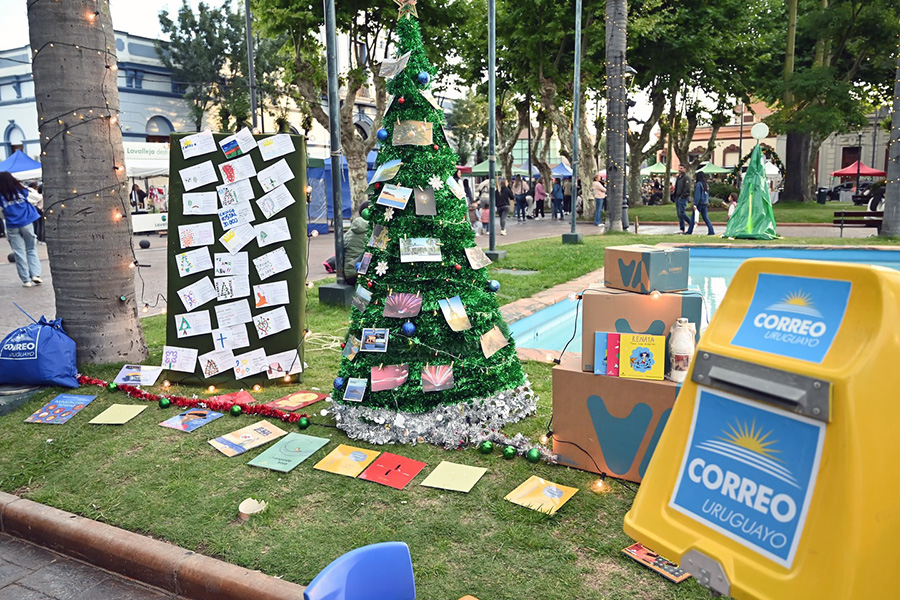 Buzón de Correo Uruguayo en la plaza Libertad de Minas