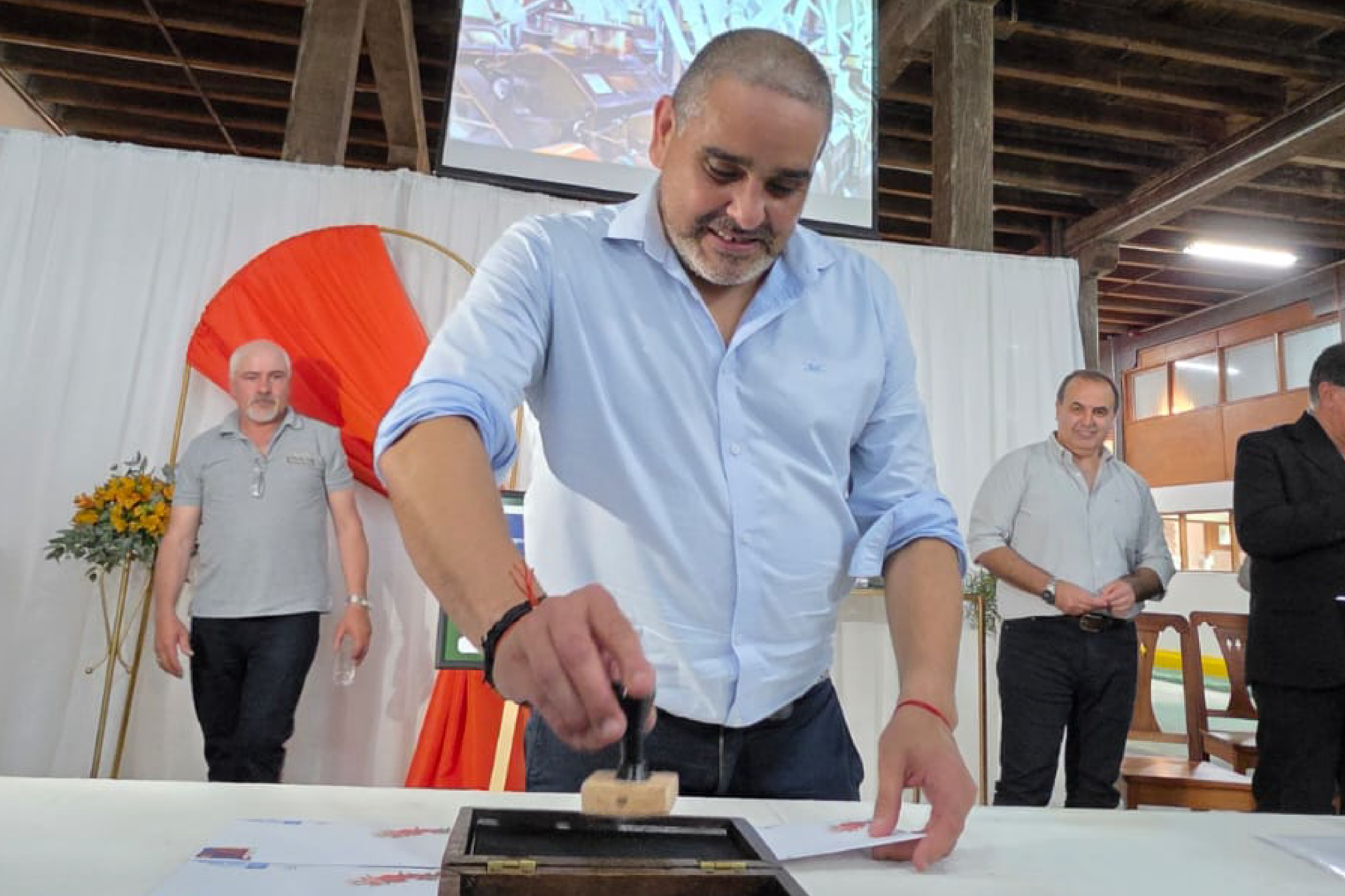 La Cooperativa Molino Santa Rosa celebró su centenario con un festejo del que participaron autoridades departamentales y nacionales. Por tal motivo el directorio del Correo Uruguayo, presidente Gabriel Bonfrisco y vicepresidente José Luis Pereira, procedieron con el lanzamiento de un sello personalizado homenajeado a la institución, ejemplo de cooperación y resiliencia por parte de los trabajadores.