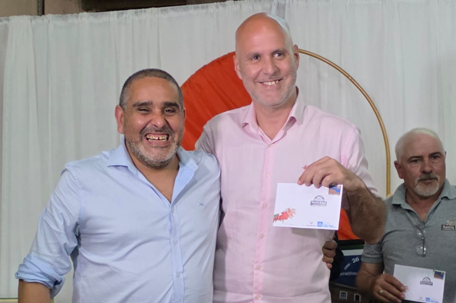 La Cooperativa Molino Santa Rosa celebró su centenario con un festejo del que participaron autoridades departamentales y nacionales. Por tal motivo el directorio del Correo Uruguayo, presidente Gabriel Bonfrisco y vicepresidente José Luis Pereira, procedieron con el lanzamiento de un sello personalizado homenajeado a la institución, ejemplo de cooperación y resiliencia por parte de los trabajadores.