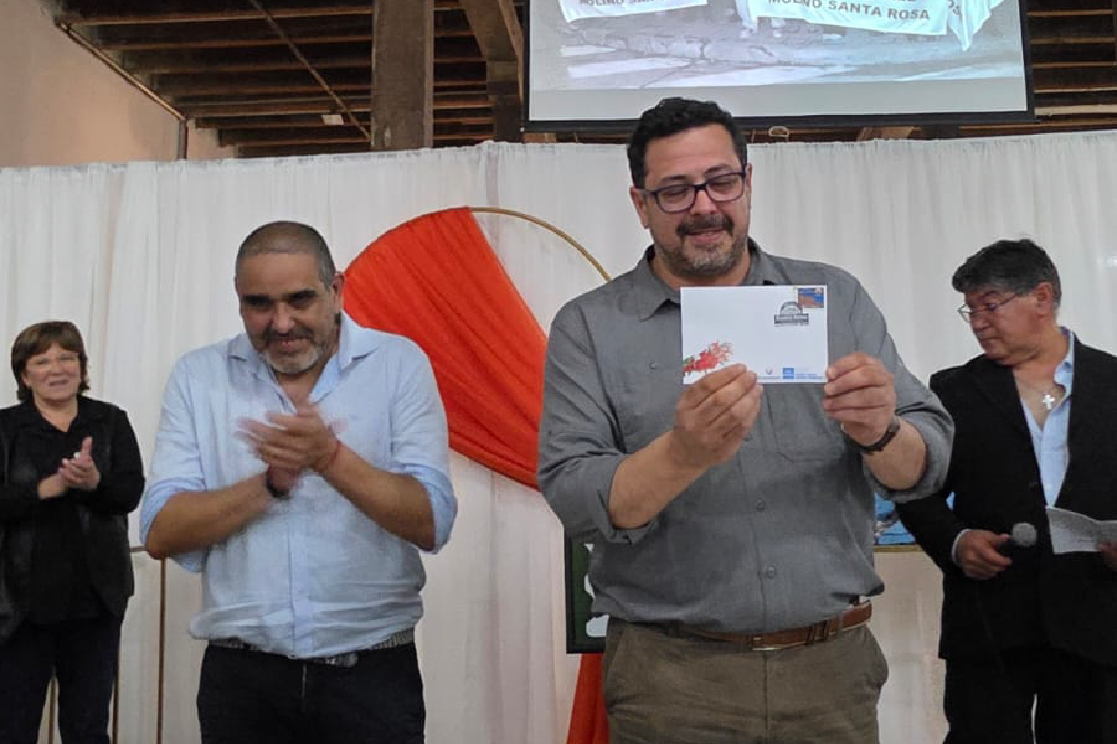 La Cooperativa Molino Santa Rosa celebró su centenario con un festejo del que participaron autoridades departamentales y nacionales. Por tal motivo el directorio del Correo Uruguayo, presidente Gabriel Bonfrisco y vicepresidente José Luis Pereira, procedieron con el lanzamiento de un sello personalizado homenajeado a la institución, ejemplo de cooperación y resiliencia por parte de los trabajadores.