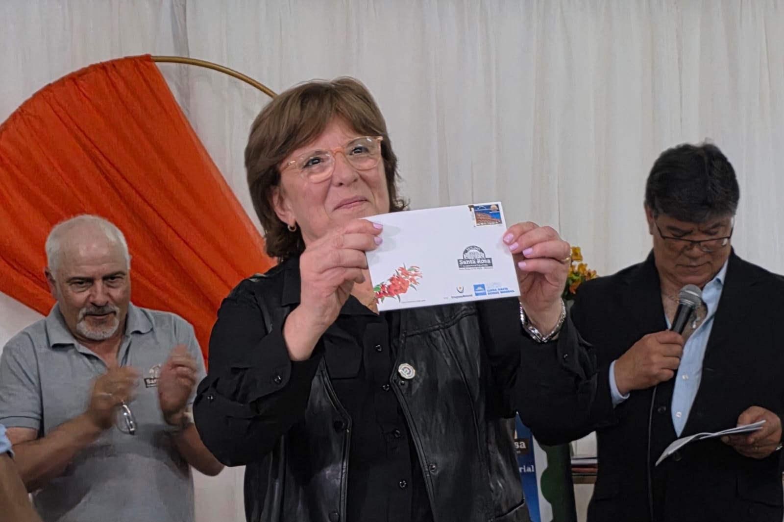 La Cooperativa Molino Santa Rosa celebró su centenario con un festejo del que participaron autoridades departamentales y nacionales. Por tal motivo el directorio del Correo Uruguayo, presidente Gabriel Bonfrisco y vicepresidente José Luis Pereira, procedieron con el lanzamiento de un sello personalizado homenajeado a la institución, ejemplo de cooperación y resiliencia por parte de los trabajadores.